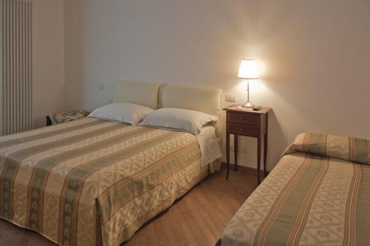 Habitación triple clásica, baño privado | Edredón, insonorización y tabla de planchar con plancha