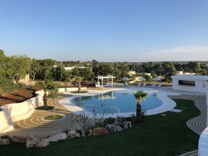 Piscine extérieure en saison