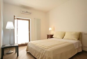 Habitación triple clásica, baño privado | Edredón, insonorización y tabla de planchar con plancha 