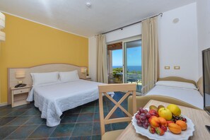 In-room safe, blackout drapes, WiFi, bed sheets - Castelsardo Resort Village (Castelsardo)