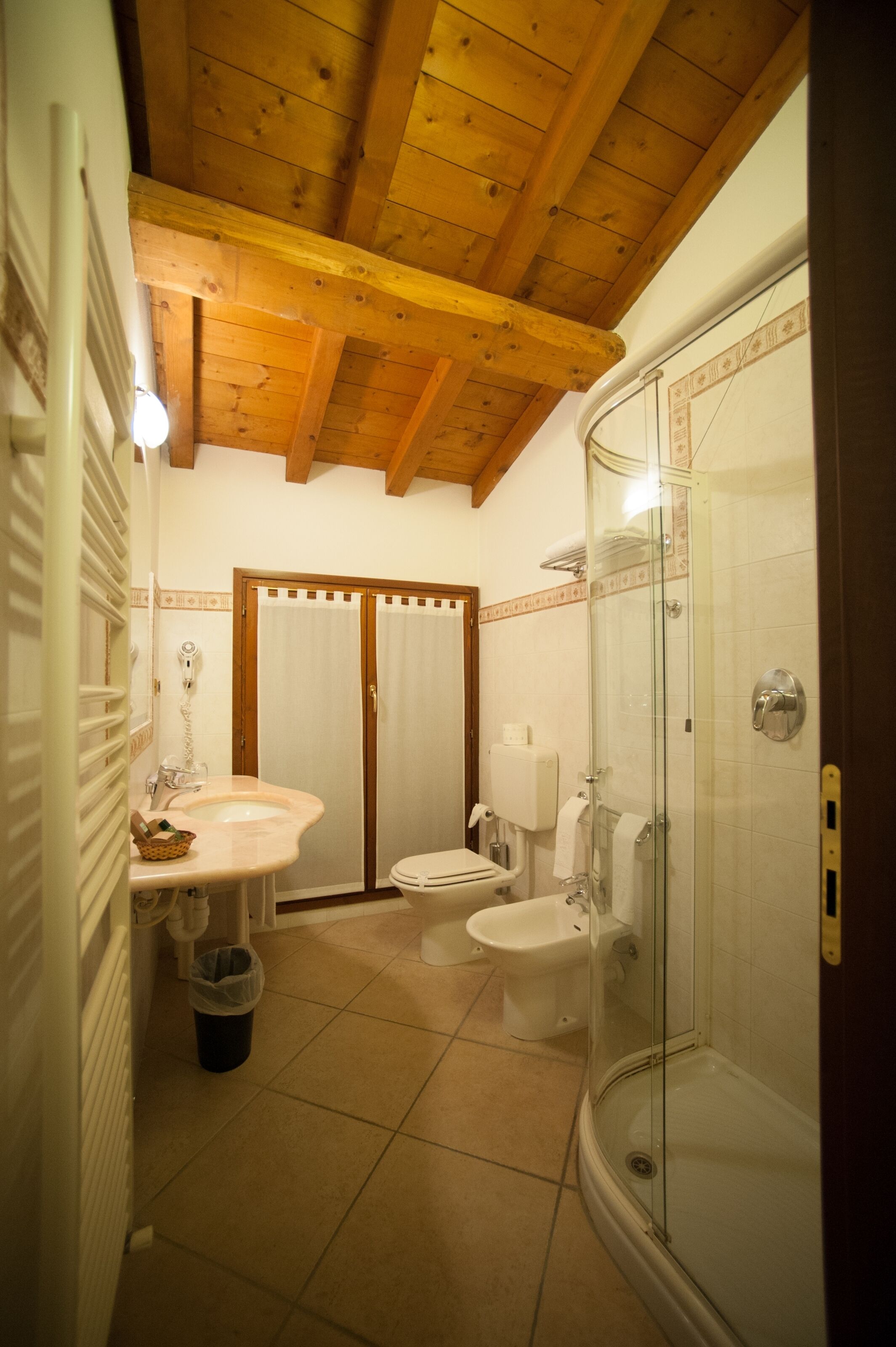 single room | bathroom | free toiletries, hair dryer, slippers, bidet