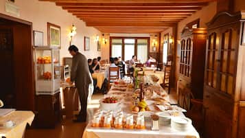 朝食 (ビュッフェ)、毎日提供 (無料)