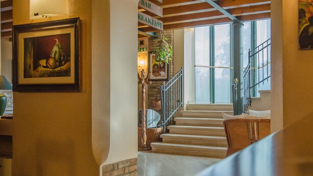 A staircase leading to a second floor with a sign indicating a bar and breakfast. - Hotel Corte Vecchia (San Prospero)