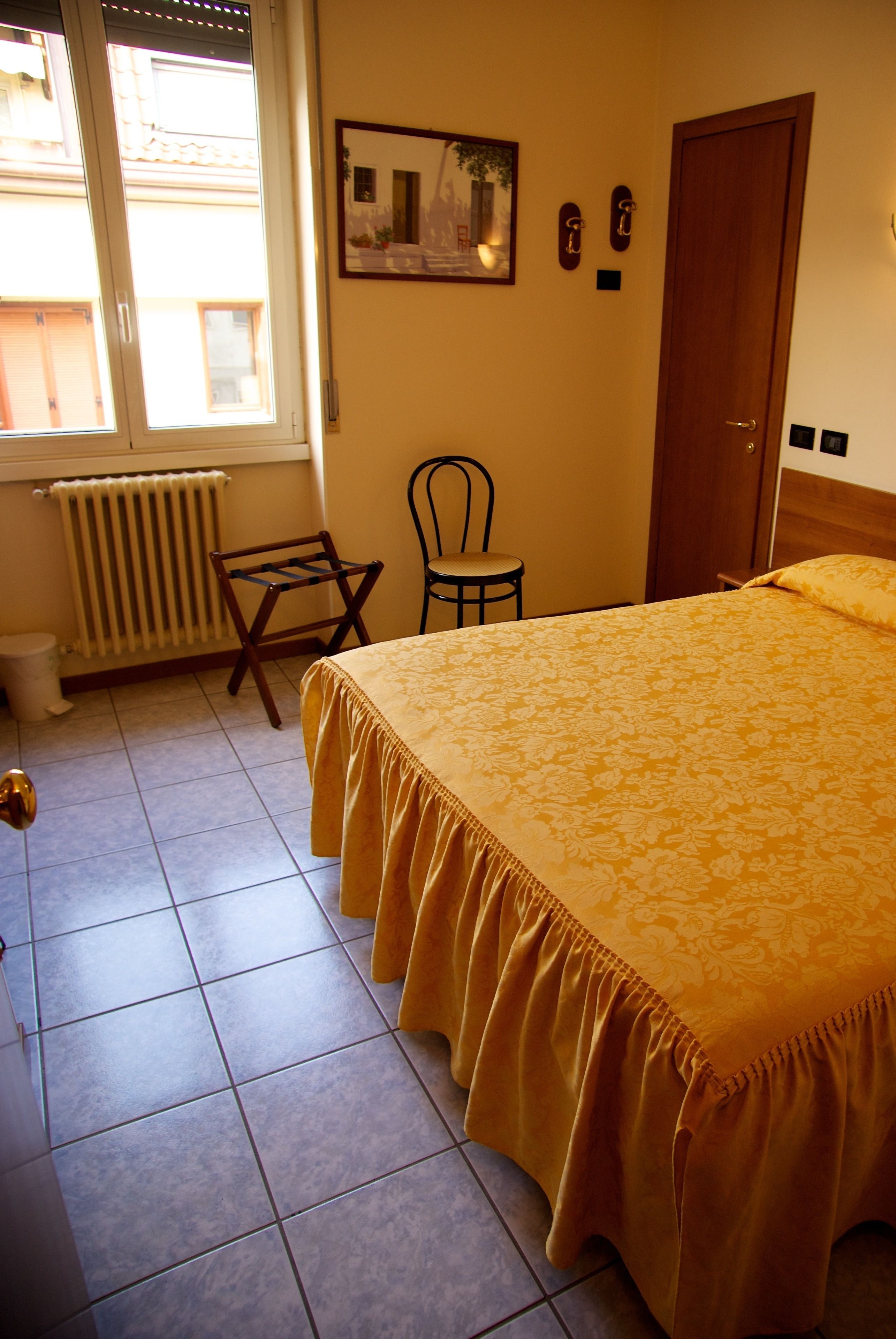 Cofres nos quartos, escrivaninha, quartos à prova de som