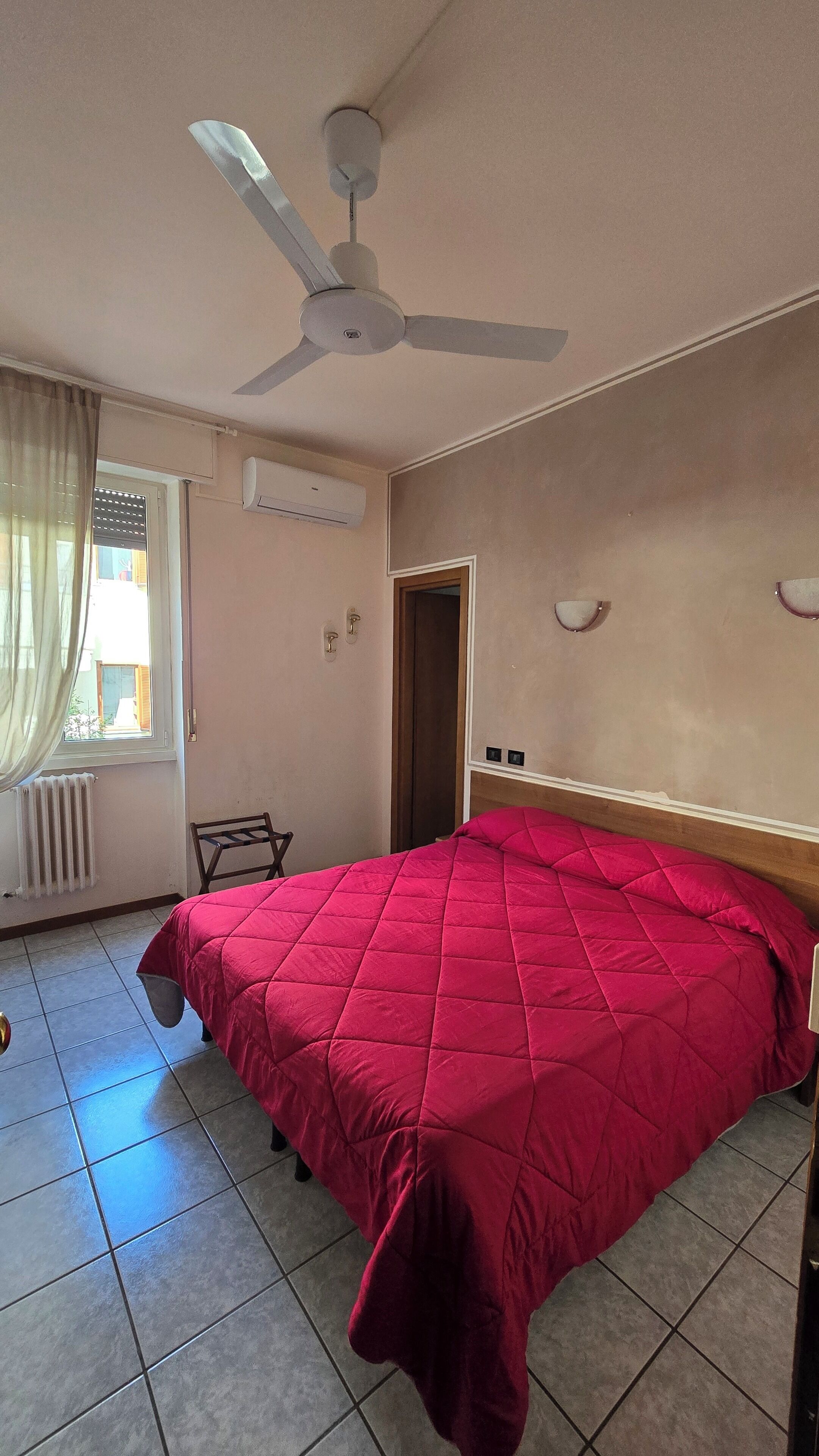 غرفة مزدوجة | خزنة داخل الغرفة ومكتب وتجهيزات عازلة للصوت ومكواة/لوح كي