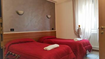 Camera Standard, 2 letti singoli | Una cassaforte in camera, una scrivania, insonorizzazione