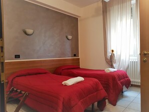 Caja de seguridad en la habitación y escritorio 