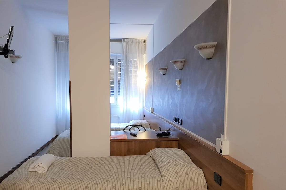 Kamar Triple | Brankas, meja kerja, kedap suara, dan setrika/meja setrika
