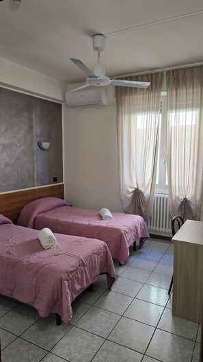 Habitació estàndard, 2 llits individuals | Caixa forta a l'habitació, escriptori i habitacions insonoritzades 