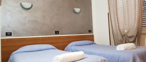 Habitación estándar, 2 camas individuales | Caja de seguridad en la habitación, escritorio y insonorización