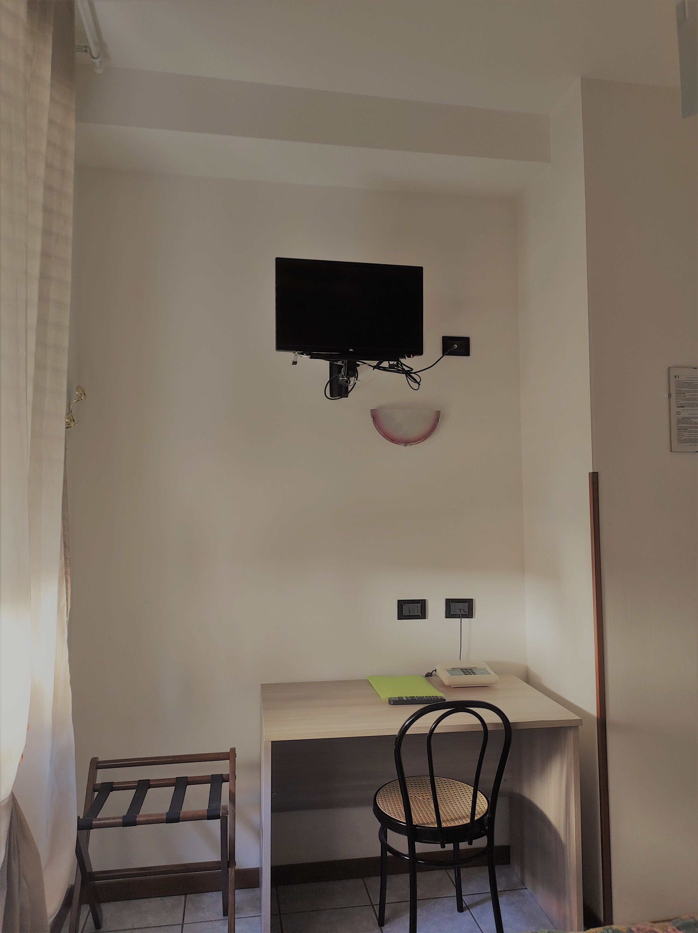 Una cassaforte in camera, una scrivania, insonorizzazione