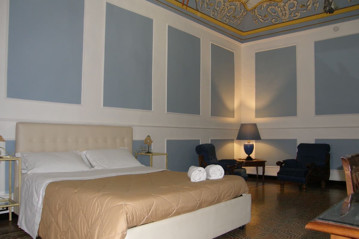 Senior suite, uitzicht op stad | Een minibar, een kluis op de kamer, individueel gemeubileerd, een bureau