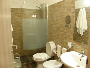 Shower, rainfall showerhead, free toiletries, hair dryer - Il Gattopardo House (Catania)