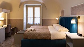 Tremannsrom – standard, byutsikt | Minibar, safe på rommet, skrivebord og lydisolert