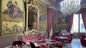 Lobby-lounge
