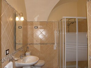 Shower, rainfall showerhead, free toiletries, hair dryer