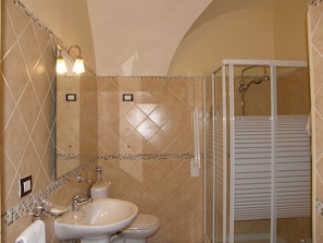 Shower, rainfall showerhead, free toiletries, hair dryer