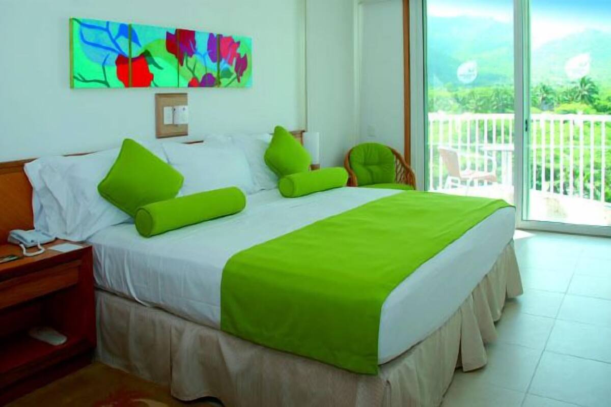 Premium bedding, in-room safe, individually decorated