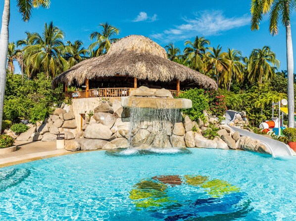 Una piscina techada, sombrillas, sillones reclinables de piscina