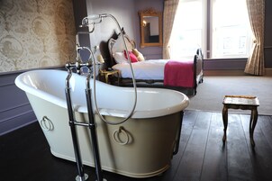 Suite | Iron/ironing board, free WiFi, bed sheets