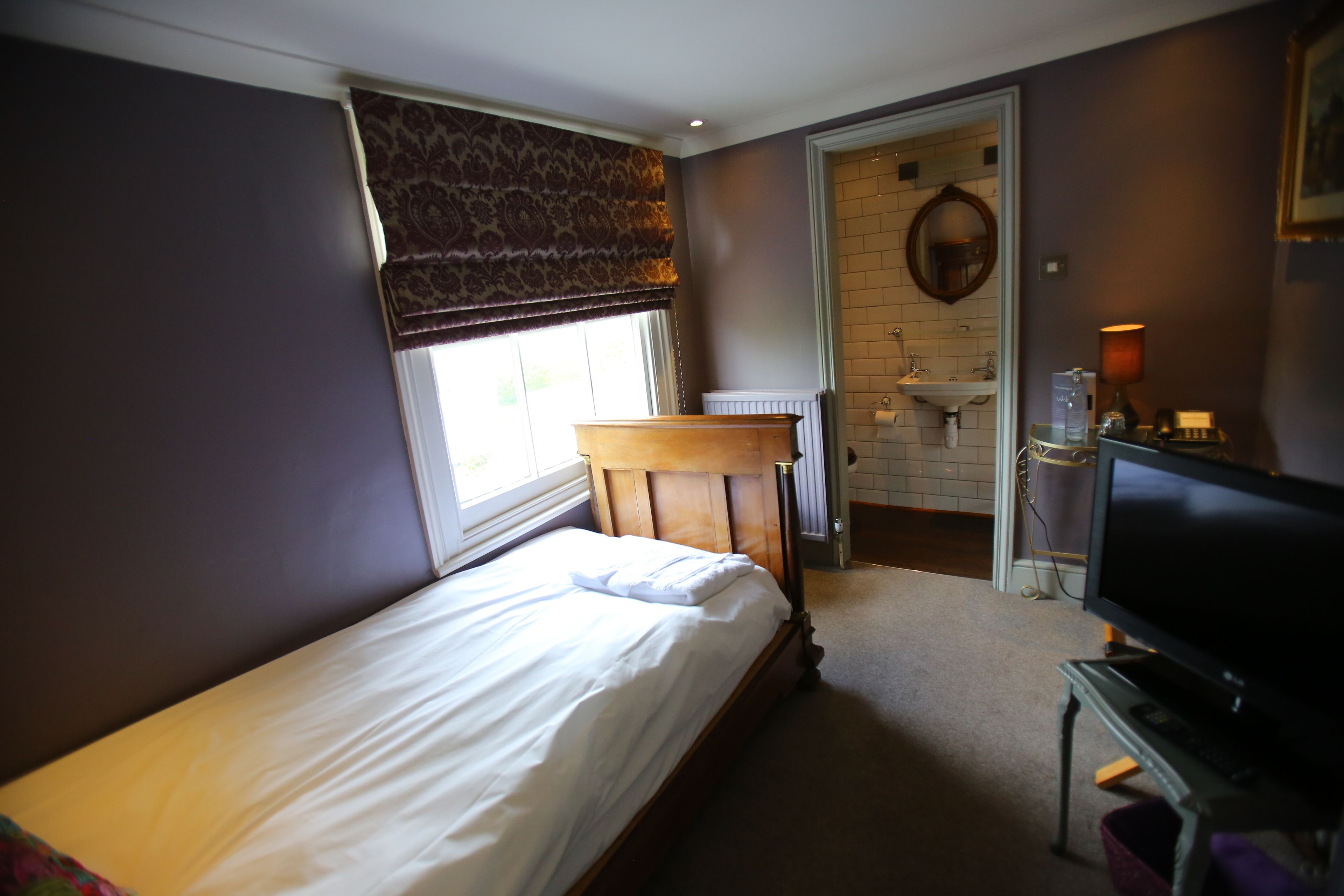 single room | iron/ironing board, free wifi, bed sheets