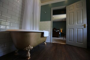 Family Room | Bathroom | Free toiletries, hair dryer, towels