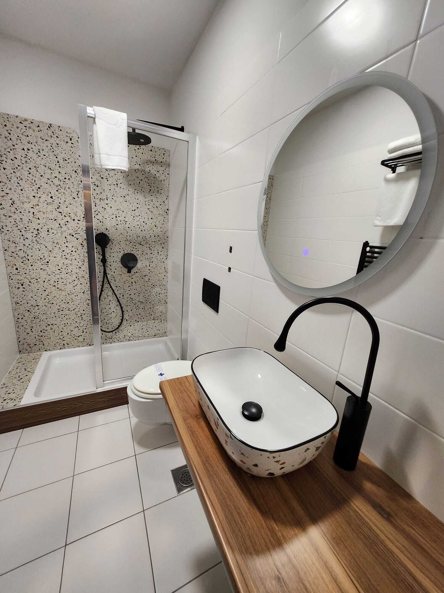 shower, free toiletries, hair dryer, towels