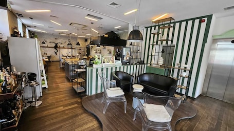 Local and international cuisine. Hotel Amfiteatar