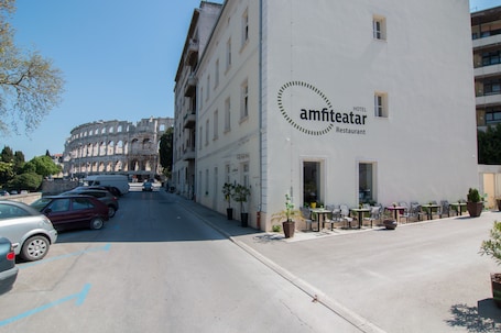 Interior entrance. Hotel Amfiteatar