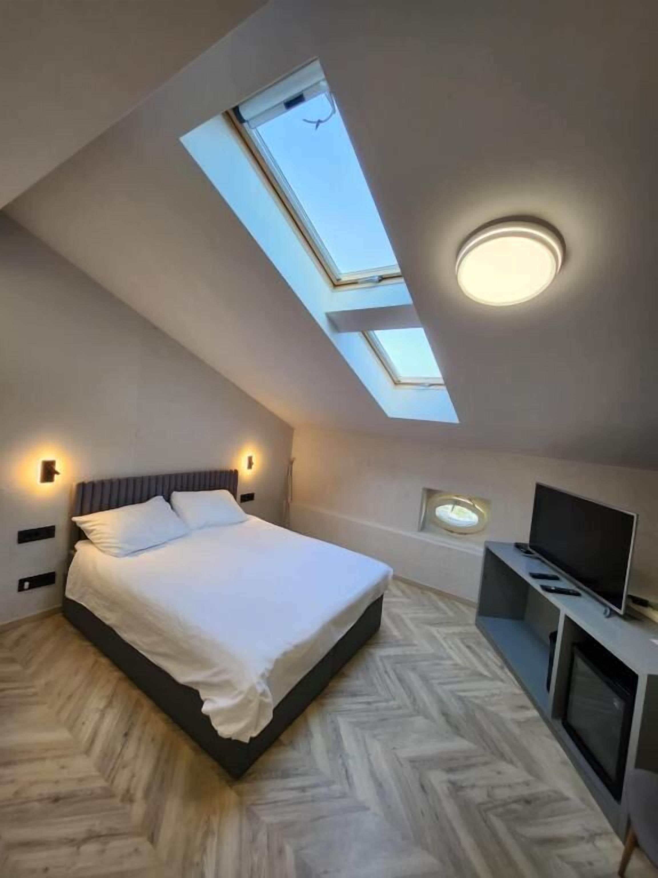 classic double room | in-room safe, soundproofing, rollaway beds, free wifi