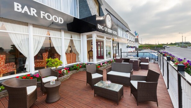 Restaurante de comida de bar con terraza y vistas a la calle.