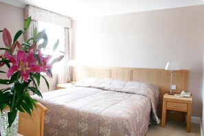 Yksilöllisesti sisustettu, yksilöllisesti kalustettu, työpöytä