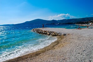 Perto da praia, prática de mergulho livre no local, prática de pesca 
