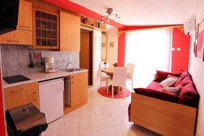 Two Bedroom Apartment Sea View up to 3 people | In-room dining
