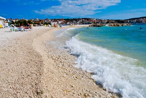 Perto da praia, prática de mergulho livre no local, prática de pesca 
