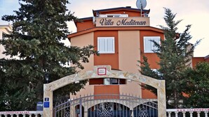Villa Mediterranean with a stone arch entrance, a satellite dish, and a sign indicating it is a villa. - Villa Mediteran (Okrug)