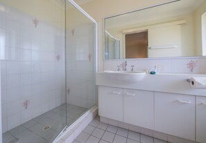 Bañera con ducha, toallas
