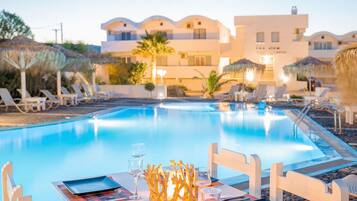 Piscine extérieure, parasols de plage, chaises longues