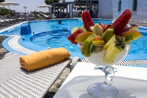 Outdoor pool, pool umbrellas, sun loungers -  Sea View Bay Hotel Santorini (Santorini)