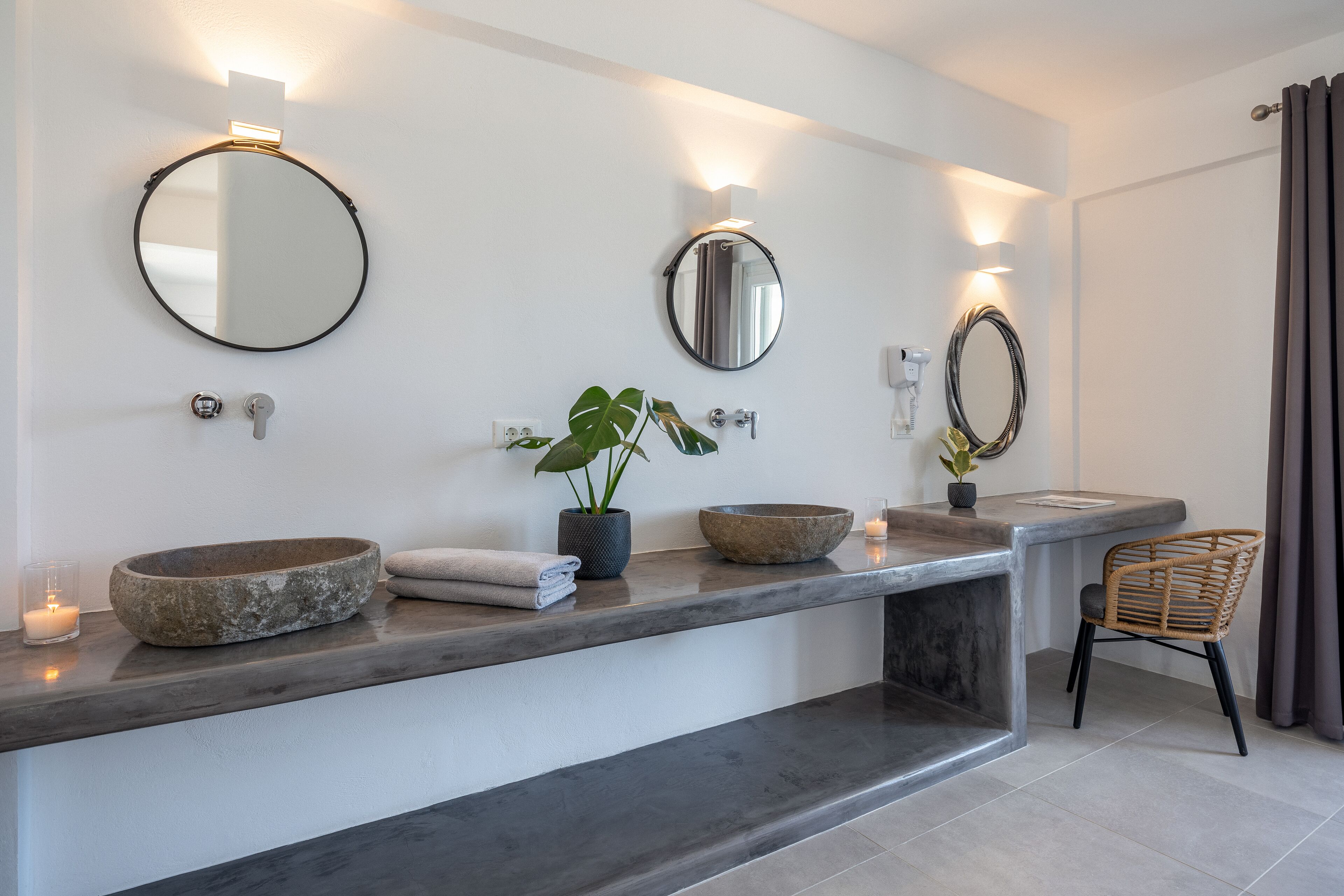 queen suite with sea view | 1 bedroom, pillow-top beds, in-room safe, desk