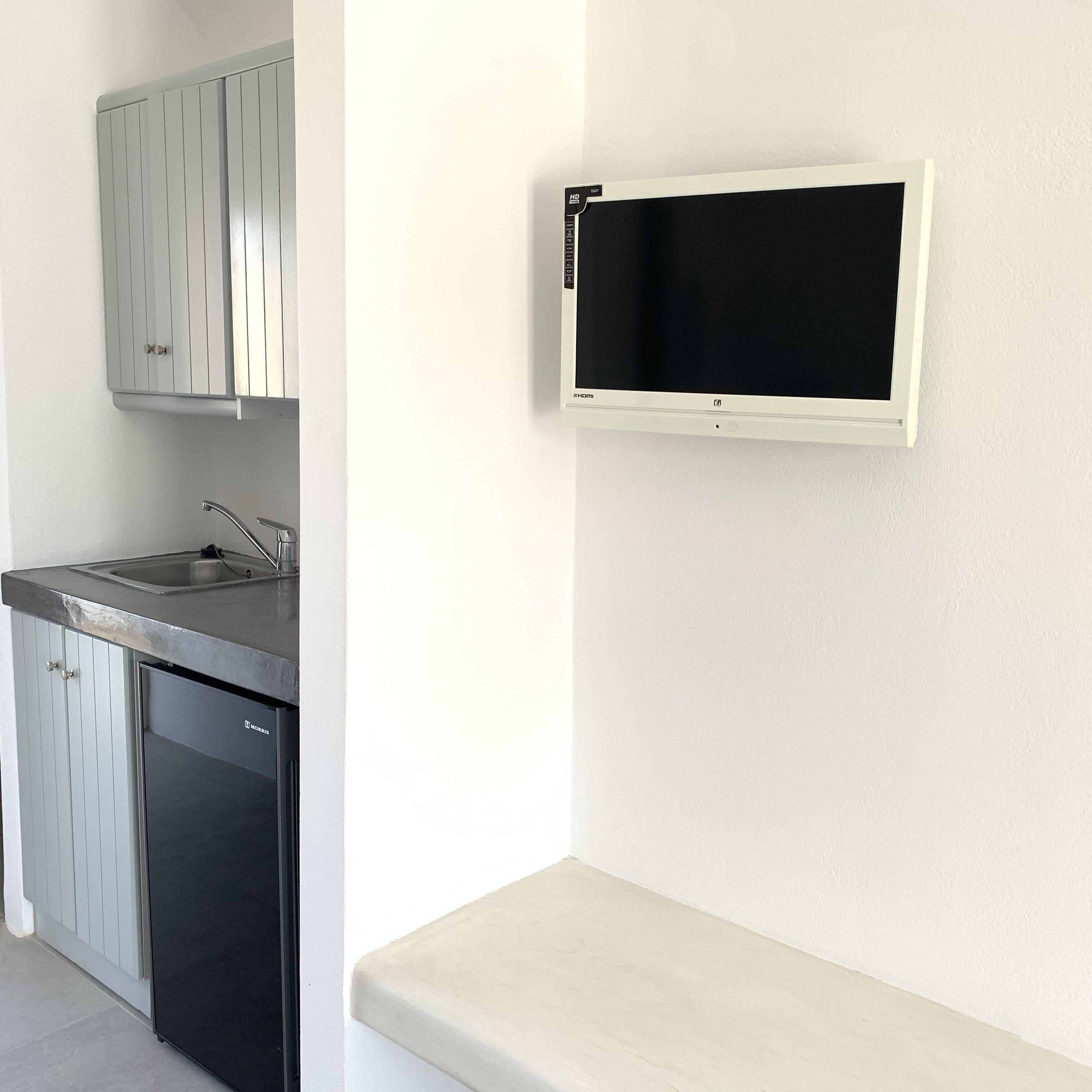 superior triple room | television