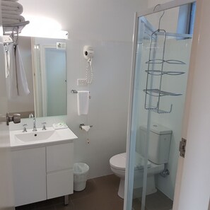 Shower, free toiletries, hair dryer, towels - Chelsea Motor Inn (Coffs Harbour)