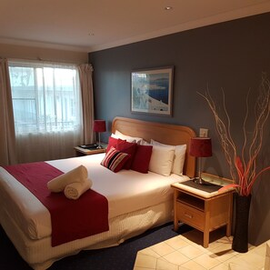 King Spa Room | Desk, blackout drapes, iron/ironing board, cribs/infant beds
