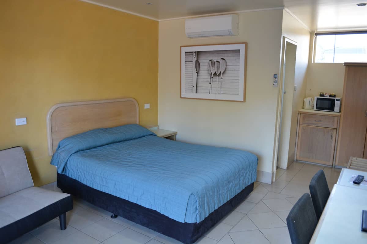 Chambre, 1 grand lit | Bureau, rideaux dâobscurcissement, fer et planche Ă repasser