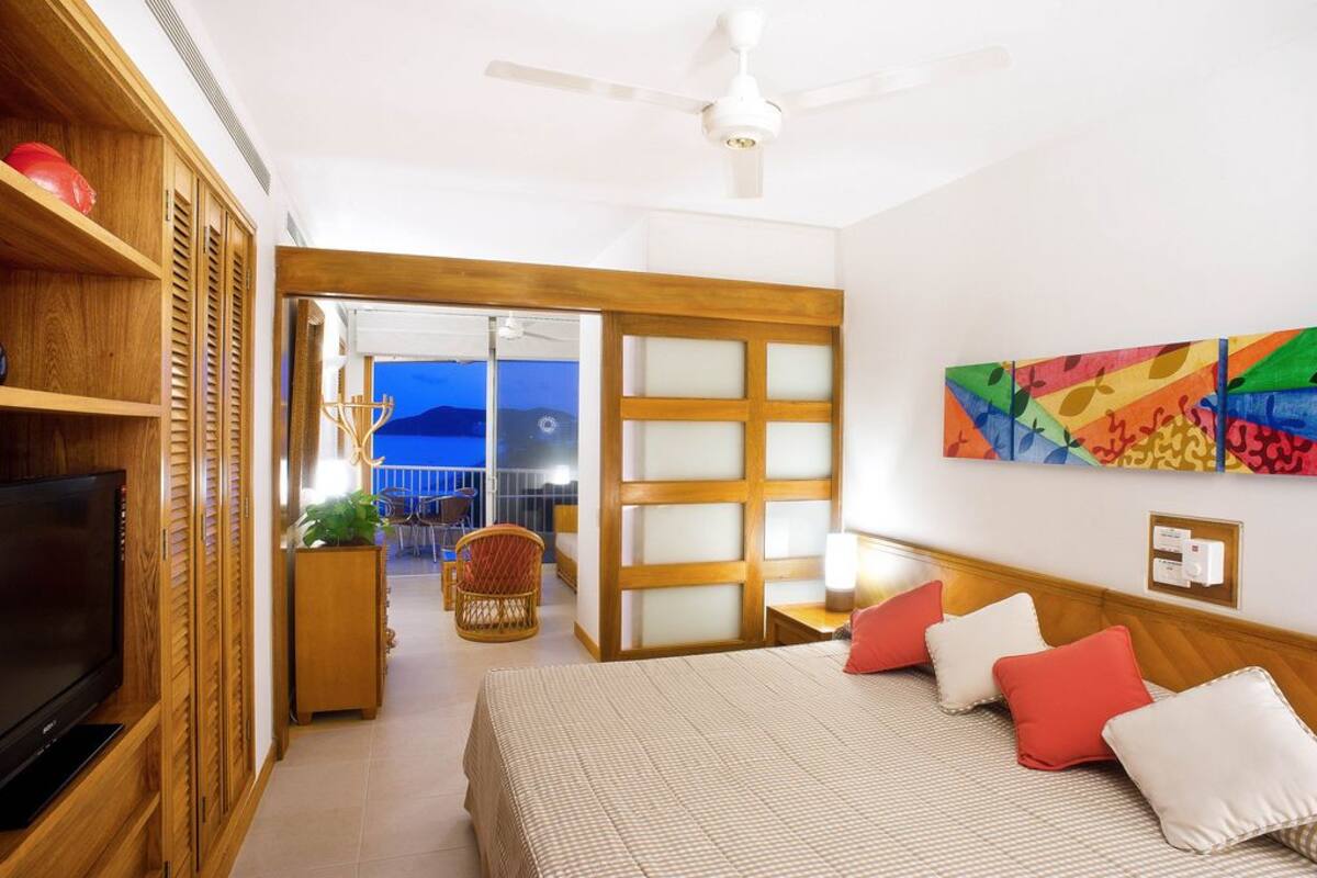 Standard Apartment, 1 Bedroom, Partial Ocean View | Peralatan tempat tidur premium, peti besi dalam bilik