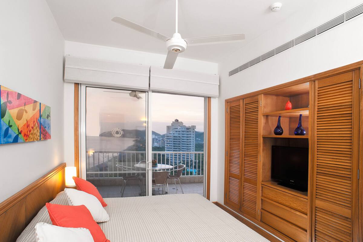 Superior Apartment, 2 Bedrooms, Ocean View | Peralatan tempat tidur premium, peti besi dalam bilik