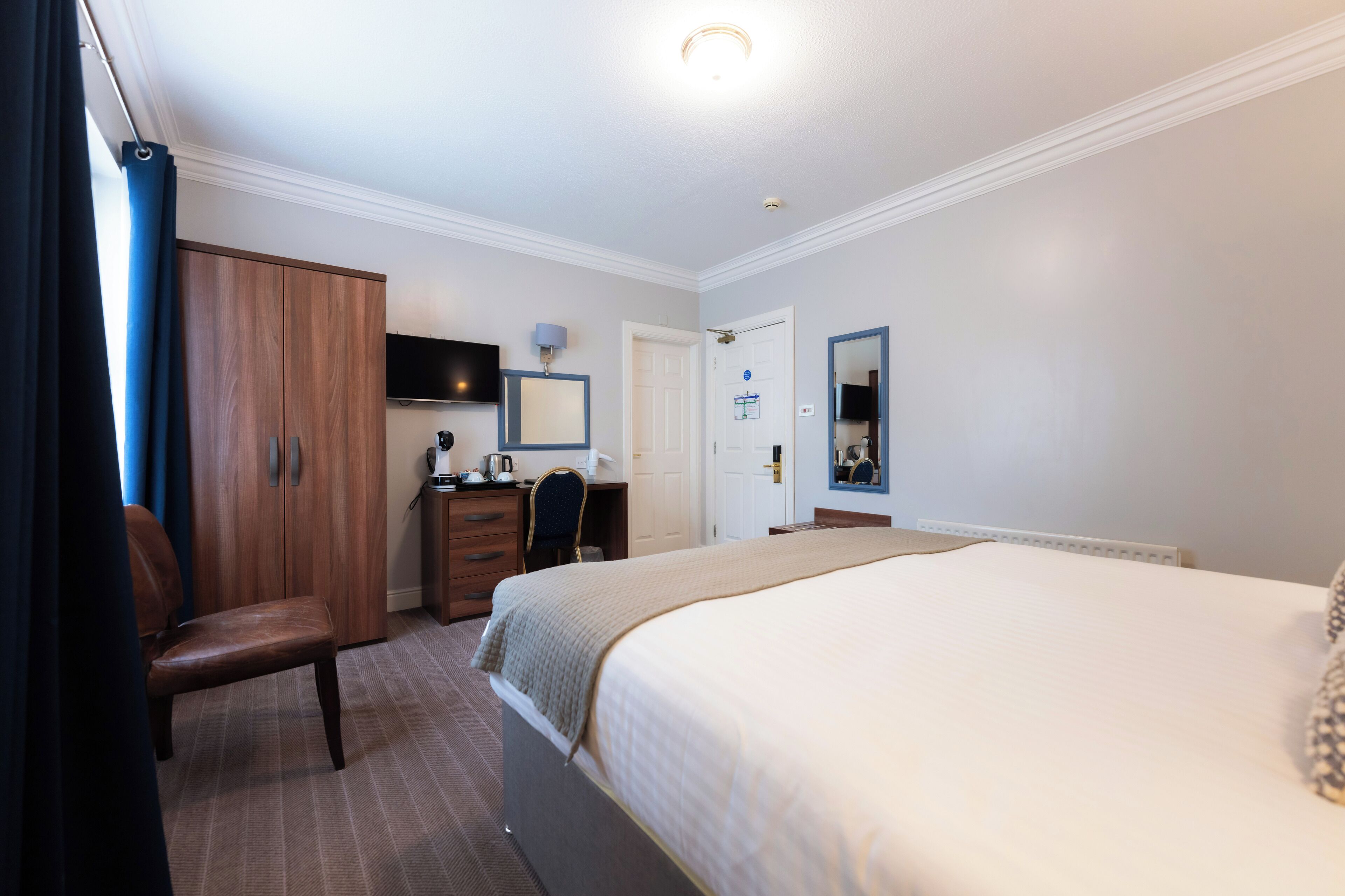 superior room | desk, laptop workspace, free wifi, bed sheets