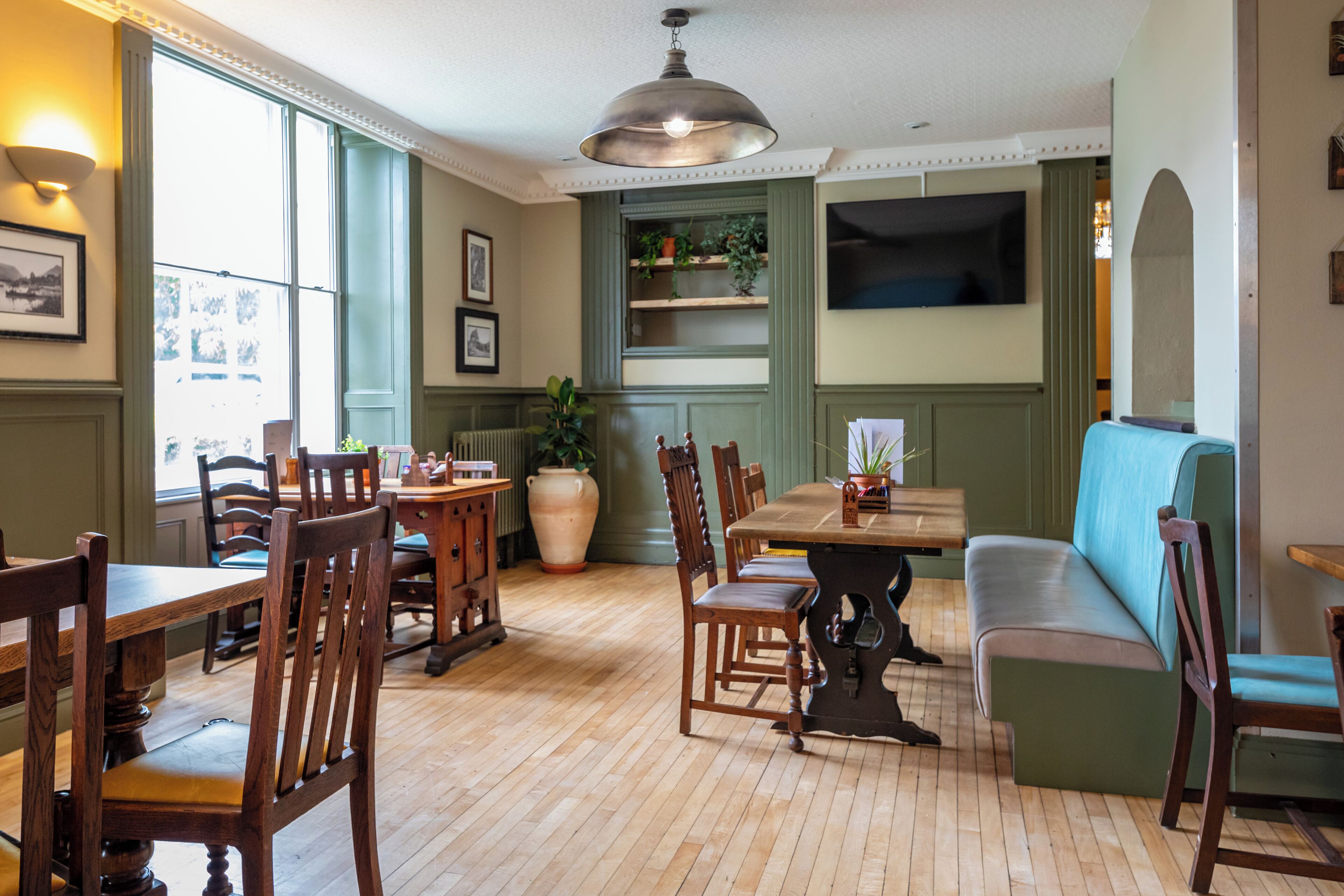 serves lunch and dinner