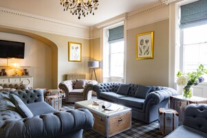 Sert le déjeuner et le dîner