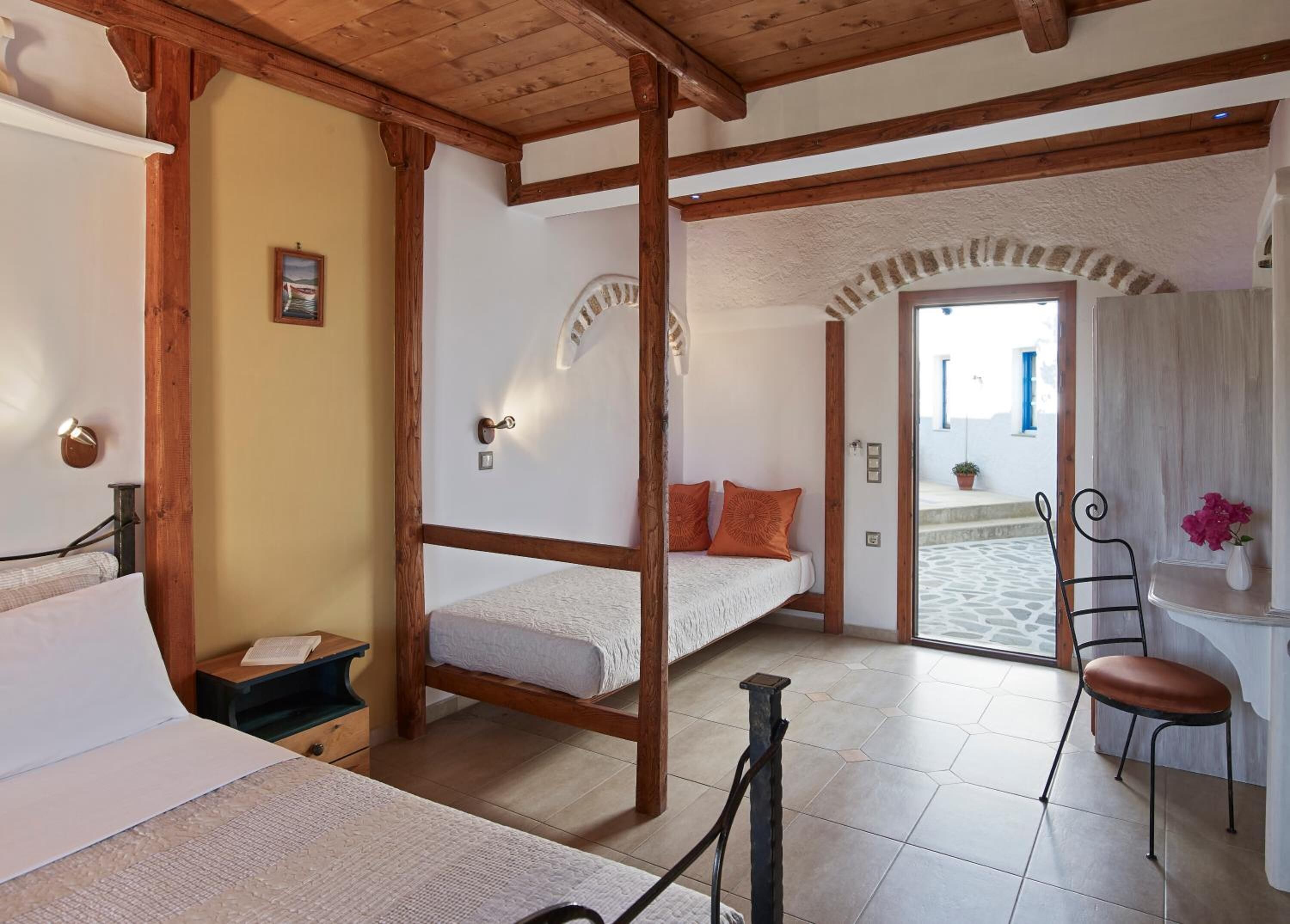 Une pièce comprenant un lit, un bureau et une chaise. Il y a une fenêtre donnant sur l’extérieur.